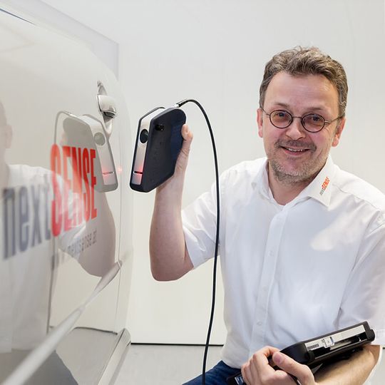 Clemens Grasser, Geschäftsführer von Nextsense: „Wir wissen wie wichtig Innovationen sind, daher haben wir uns für ein grundlegendes Bekenntnis zu F&E entschieden und das Unternehmen entsprechend konsequent ausgerichtet.“ Clemens Grasser, Geschäftsführer von Nextsense: „Wir wissen wie wichtig Innovationen sind, daher haben wir uns für ein grundlegendes Bekenntnis zu F&E entschieden und das Unternehmen entsprechend konsequent ausgerichtet.“