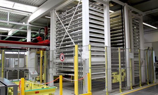 Automatisches Blechlagersystem Kasto Unitower 3.0 in der Gehäuse-Produktion bei Striebel & John GmbH & Co. KG in Sasbach; ausgeführt als Doppel- Regalblock mit dazwischen verfahrendem Regalbediengerät. Automatisches Blechlagersystem Kasto Unitower 3.0 in der Gehäuse-Produktion bei Striebel & John GmbH & Co. KG in Sasbach; ausgeführt als Doppel- Regalblock mit dazwischen verfahrendem Regalbediengerät.