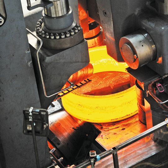Eine runde Sache: Die erste Ringwalzanlage von Siempelkamp in Krefeld bedient sich einer Antriebstechnik „aus einem Guss“. Dadurch sind alle Teile der gesamten elektrischen und mechanischen Ausrüstung aufeinander abgestimmt. Eine runde Sache: Die erste Ringwalzanlage von Siempelkamp in Krefeld bedient sich einer Antriebstechnik „aus einem Guss“. Dadurch sind alle Teile der gesamten elektrischen und mechanischen Ausrüstung aufeinander abgestimmt.