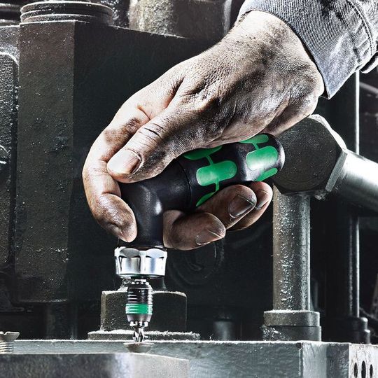 Der abgewinkelte Griff ermöglicht druckvolles und kräftiges Schrauben.