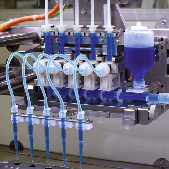 Basis der modular aufgebauten Dosieranlagen von Brand sind die Seripettor-Dosiersysteme. In den Dosiermodulen eng aneinander gereiht, bleibt für herkömmliche Sensoren kein Platz. Basis der modular aufgebauten Dosieranlagen von Brand sind die Seripettor-Dosiersysteme. In den Dosiermodulen eng aneinander gereiht, bleibt für herkömmliche Sensoren kein Platz.