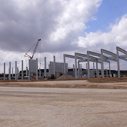 Das neue Werk nimmt schon Gestalt an: Bauarbeiten auf dem zukünftigen Produktionsgelände der Borbet Sachsen GmbH. Das neue Werk nimmt schon Gestalt an: Bauarbeiten auf dem zukünftigen Produktionsgelände der Borbet Sachsen GmbH.