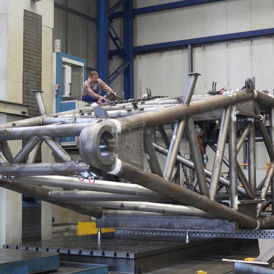 Die Gothaer Fahrzeugtechnik GmbH ist auf die Fertigung hochkomplexer Rohr- und Blechkonstruktionen aus hochfesten Feinkornbaustählen spezialisiert. Die Gothaer Fahrzeugtechnik GmbH ist auf die Fertigung hochkomplexer Rohr- und Blechkonstruktionen aus hochfesten Feinkornbaustählen spezialisiert.
