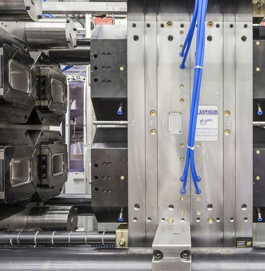 Premiere von Netstal auf der Fakuma: Unter einen Hut gebracht hat der Aussteller das Spritzprägeverfahren und die Technik des 4+4-Etagenwerkzeugs. Das Spezialisten-Trio aus Netstal, Plastisud und Machines Pagès haben diese Herausforderung nach nur zwei Jahren gemeistert, wie der Aussteller berichtet. Premiere von Netstal auf der Fakuma: Unter einen Hut gebracht hat der Aussteller das Spritzprägeverfahren und die Technik des 4+4-Etagenwerkzeugs. Das Spezialisten-Trio aus Netstal, Plastisud und Machines Pagès haben diese Herausforderung nach nur zwei Jahren gemeistert, wie der Aussteller berichtet.