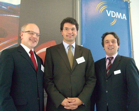 Kundenorientierung muss bei Innovationen in Maschinenbau weiter zunehmen, sind sich die Initiatoren der Studie „Wachstum in Maschinenbau“ (v.l.n.r.)Prof. Ronald Gleich, Dr. Thomas Steiger und Hartmut Rauen überzeugt Bild: Fouhy Kundenorientierung muss bei Innovationen in Maschinenbau weiter zunehmen, sind sich die Initiatoren der Studie „Wachstum in Maschinenbau“ (v.l.n.r.)Prof. Ronald Gleich, Dr. Thomas Steiger und Hartmut Rauen überzeugt Bild: Fouhy