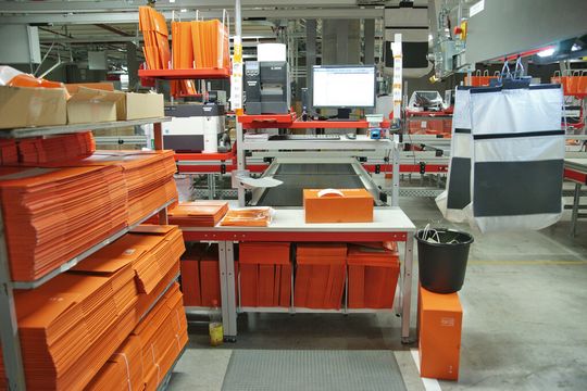 In insgesamt sechs Hallen mit je 6500 m² Grundfläche wurde das neue Logistiksystem bei SportScheck implementiert. In insgesamt sechs Hallen mit je 6500 m² Grundfläche wurde das neue Logistiksystem bei SportScheck implementiert.