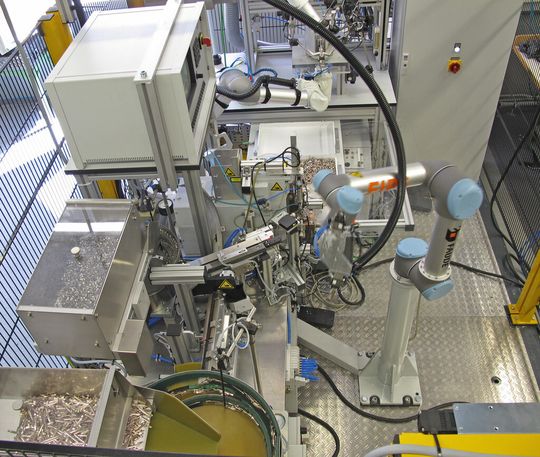 Der installierte sechsachsige Leichtbauroboter wiegt bei einer Reichweite von 85 Zentimetern nur 18 Kilogramm und kann fünf Kilogramm heben. Der installierte sechsachsige Leichtbauroboter wiegt bei einer Reichweite von 85 Zentimetern nur 18 Kilogramm und kann fünf Kilogramm heben.