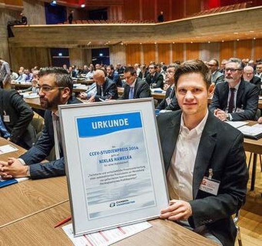 Der glückliche Vorjahressieger: Im Rahmen der 4. Fachtagung Carbon Composites 2014 wurde zum ersten Mal der CCeV-Studienpreis überreicht. Damals konnte sich Niklas Hawelka mit seiner Arbeit zum Thema „Technische und wirtschaftliche Prozessuntersuchung einer automatisierten Prozesskette zur Herstellung von faserverstärkten thermoplastischen Profilbauteilen“ durchsetzen. Die 5. Fachtagung findet am 2. Dezember auf dem Augsburger Messegelände statt und 16 Bewerber haben sich bereits in den Kategorien Bachelorarbeiten sowie Master-/Diplomarbeiten beworben, die in der folgenden Bildergalerie vorgestellt werden. Der glückliche Vorjahressieger: Im Rahmen der 4. Fachtagung Carbon Composites 2014 wurde zum ersten Mal der CCeV-Studienpreis überreicht. Damals konnte sich Niklas Hawelka mit seiner Arbeit zum Thema „Technische und wirtschaftliche Prozessuntersuchung einer automatisierten Prozesskette zur Herstellung von faserverstärkten thermoplastischen Profilbauteilen“ durchsetzen. Die 5. Fachtagung findet am 2. Dezember auf dem Augsburger Messegelände statt und 16 Bewerber haben sich bereits in den Kategorien Bachelorarbeiten sowie Master-/Diplomarbeiten beworben, die in der folgenden Bildergalerie vorgestellt werden.