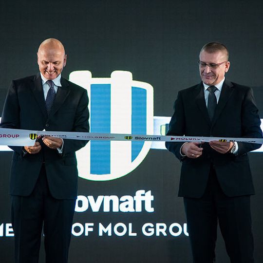 Die Polyethylenanlage wurde in der Raffinerie Slovnaft vom Staatssekretär des slowakischen Ministeriums für Wirtschaft, Miroslav Obert (rechts), und dem Vorsitzenden und CEO von Slovnaft, Oszkár Világi (links), feierlich eröffnet. Die Polyethylenanlage wurde in der Raffinerie Slovnaft vom Staatssekretär des slowakischen Ministeriums für Wirtschaft, Miroslav Obert (rechts), und dem Vorsitzenden und CEO von Slovnaft, Oszkár Világi (links), feierlich eröffnet.