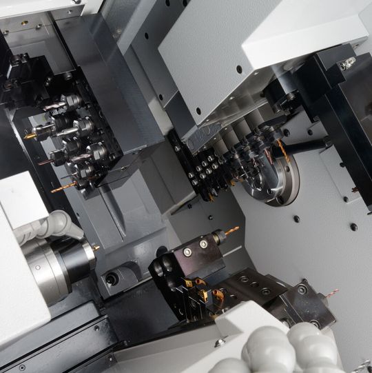 Dank der Eilganggeschwindigkeiten von bis zu 32 m/min schafft der Cincom M16-VIII Höchstleistungen unter großer Produktionseffizienz. Haupt- und Abgreifspindel sind mit einer maximalen Drehzahl von jeweils 12.000 U/min auf beträchtliche Geschwindigkeiten ausgelegt. Bis zu 8.000 U/min leisten die angetriebenen Werkzeuge am Vertikalhalter und am Revolver sowie die Werkzeuge für die Rückseitenbearbeitung. Dank der Eilganggeschwindigkeiten von bis zu 32 m/min schafft der Cincom M16-VIII Höchstleistungen unter großer Produktionseffizienz. Haupt- und Abgreifspindel sind mit einer maximalen Drehzahl von jeweils 12.000 U/min auf beträchtliche Geschwindigkeiten ausgelegt. Bis zu 8.000 U/min leisten die angetriebenen Werkzeuge am Vertikalhalter und am Revolver sowie die Werkzeuge für die Rückseitenbearbeitung.