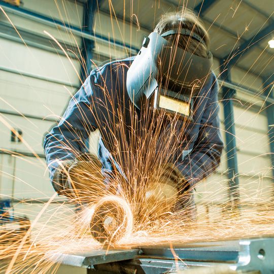 Winkelschleifer im Dauereinsatz: Robustheit, Überlastfähigkeit und geringe Vibrationen waren wichtige Faktoren bei der Kaufentscheidung. Winkelschleifer im Dauereinsatz: Robustheit, Überlastfähigkeit und geringe Vibrationen waren wichtige Faktoren bei der Kaufentscheidung.