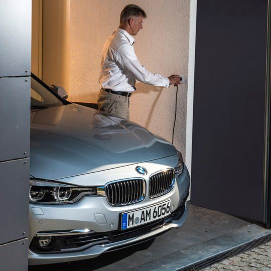 Bis zum Frühjahr 2016 sollen aus München noch vier Modelle mit Hybridantrieb kommen. Auf der IAA 2015 stellt BMW sie vor. Bis zum Frühjahr 2016 sollen aus München noch vier Modelle mit Hybridantrieb kommen. Auf der IAA 2015 stellt BMW sie vor.
