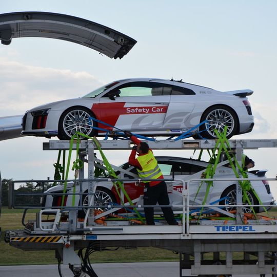 Die Rennwagen für die World Endurance Championship (FIA-WEC) werden am Flughafen Frankfurt-Hahn verladen. Die Rennwagen für die World Endurance Championship (FIA-WEC) werden am Flughafen Frankfurt-Hahn verladen.