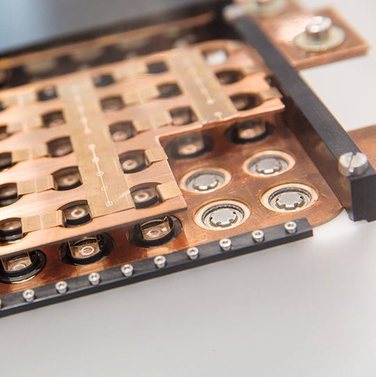 Block mit hermetisch dichten laserstrahlgeschweißten Batteriekontakten für zylindrische Zellen Typ 18650 Block mit hermetisch dichten laserstrahlgeschweißten Batteriekontakten für zylindrische Zellen Typ 18650