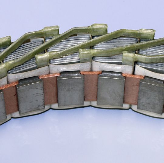 Gegossene Aluminiumwicklung des luftgekühlten Radnabenmotors im Einbauzustand. Gegossene Aluminiumwicklung des luftgekühlten Radnabenmotors im Einbauzustand.
