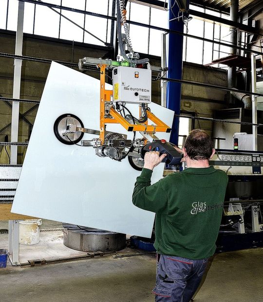 Mit eT-Hover lassen sich alle flächigen und saugfähigen Werkstücke, unter anderem auch Bleche leicht und bequem heben und manipulieren. Mit eT-Hover lassen sich alle flächigen und saugfähigen Werkstücke, unter anderem auch Bleche leicht und bequem heben und manipulieren.