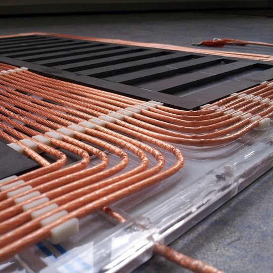 Dieses Spulensystem zum induktiven Laden von Elektroautos ist in der Straße untergebracht.