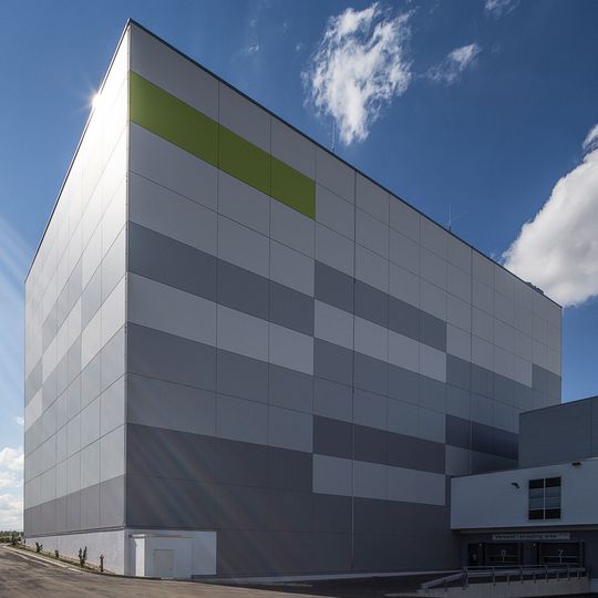 Das 34 m aufragende Hochragallager ist das auffälligste Wahrzeichen des neuen Logistikzentrums bei LTS. Das 34 m aufragende Hochragallager ist das auffälligste Wahrzeichen des neuen Logistikzentrums bei LTS.