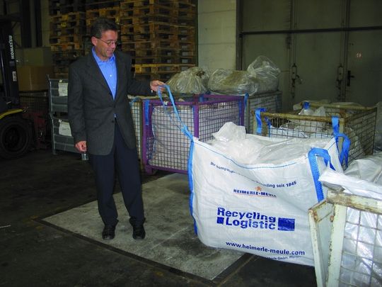 Jürgen Schäfer demonstriert das Prinzip des Recycling-Big-Bags. Eingehängt in herkömmliche Gitterpaletten vereinfachen sie den Transport von Stanzabfällen. Jürgen Schäfer demonstriert das Prinzip des Recycling-Big-Bags. Eingehängt in herkömmliche Gitterpaletten vereinfachen sie den Transport von Stanzabfällen.