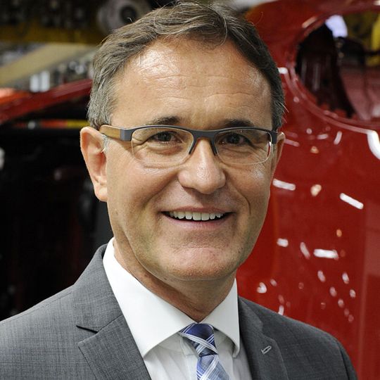 Neuer Werkleiter in Leipzig wird Hans-Peter Kemser, bisher Montageleiter im Werk Oxford.