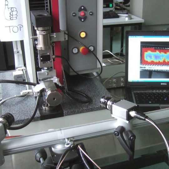 Prüfung eines geflochtenen 3D-Biostents. Prüfung eines geflochtenen 3D-Biostents.