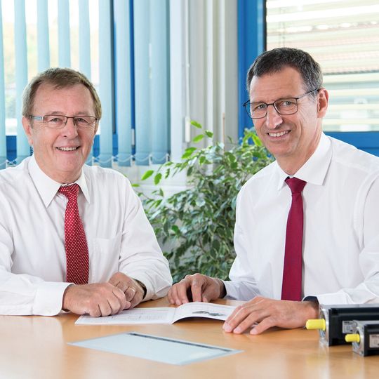 Die erweiterte Geschäftsführung von Fertig Motors: Erwin Fertig (links) übergibt die operative Geschäftsführung an Dietmar Hamberger, verbleibt aber in der Geschäftsführung des Unternehmens.