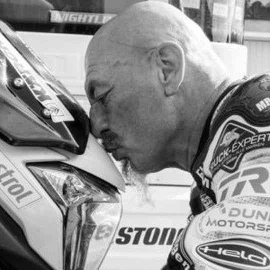 Mr. Hayabusa, alias Elmar Geulen, mit dem „naked bike“ LKM Suzuki B-King. Mr. Hayabusa, alias Elmar Geulen, mit dem „naked bike“ LKM Suzuki B-King.