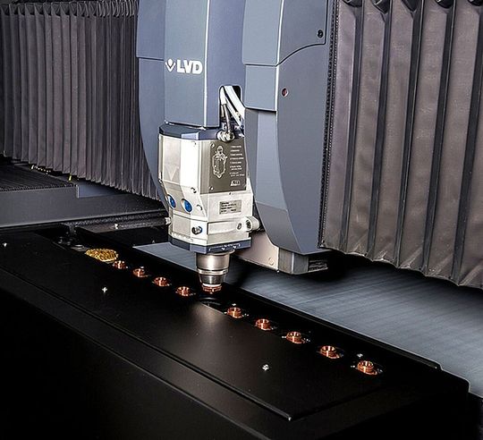 Der Hochgeschwindigkeits-Faserlaser Electra FL von LVD wurde jetzt mit einem automatischen Düsenwechsler ausgestattet. Der Hochgeschwindigkeits-Faserlaser Electra FL von LVD wurde jetzt mit einem automatischen Düsenwechsler ausgestattet.