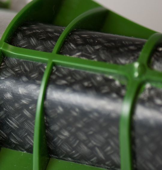 Carbonfaserverstärkte Bauteile mit Thermoplastmatrix waren bisher mit Kurzfasern oder wie hier, mit Fasergeweben ausgestattet. Jetzt startet das SKZ in Würzburg mit vielen bayerischen Partnern ein Forschungsprojekt, welches das Direktspritzgießen thermoplastischer Bauteile mit Langfasern erlaubt.