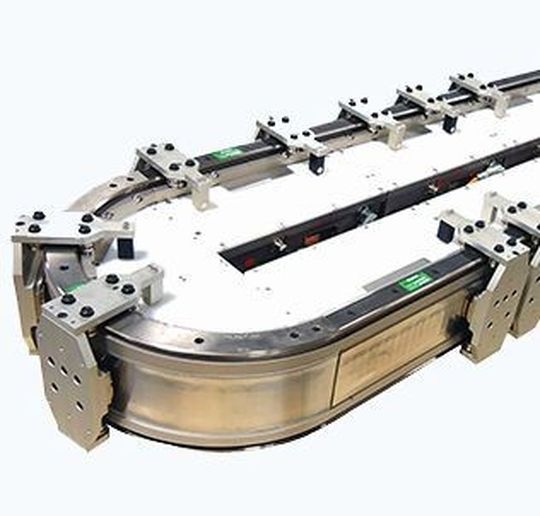 Das Fördersystem, das aus einem Maschinengestell sowie einem linearen Motorsystem besteht, ermöglicht dazu die unabhängige Steuerung mehrerer magnetisch angetriebener Mover auf Geraden sowie Kurven.