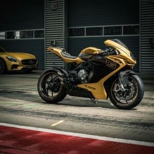 Neben dem Mercedes-AMG GT glänzt das MV Agusta F3 800 Show-Bike im identischen Outfit: in der exklusiven AMG-Lackierung „solarbeam“. Neben dem Mercedes-AMG GT glänzt das MV Agusta F3 800 Show-Bike im identischen Outfit: in der exklusiven AMG-Lackierung „solarbeam“.