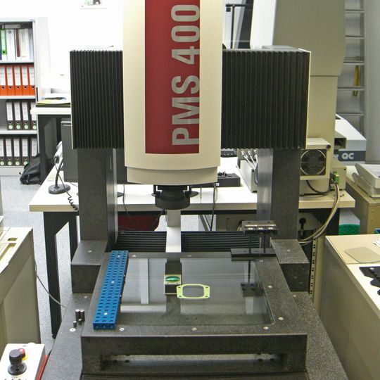 Die in der Qualitätssicherung stehende 3D-Multisensor-Portalmessmaschine PMS wird bei komplexen Messungen eingesetzt. Die in der Qualitätssicherung stehende 3D-Multisensor-Portalmessmaschine PMS wird bei komplexen Messungen eingesetzt.