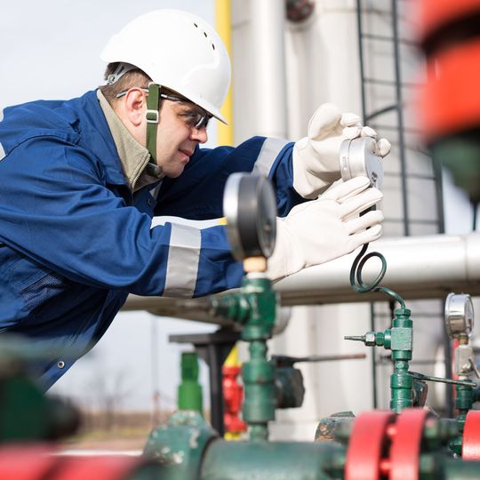 Stimmt der Druck? Wenn der Betreiber zum Druckluft-Manager wird: Mit der Einzelkomponente „Kompressor“ alleine ist es längst nicht mehr getan. Das Gesamtsystem steht im Fokus. Stimmt der Druck? Wenn der Betreiber zum Druckluft-Manager wird: Mit der Einzelkomponente „Kompressor“ alleine ist es längst nicht mehr getan. Das Gesamtsystem steht im Fokus.