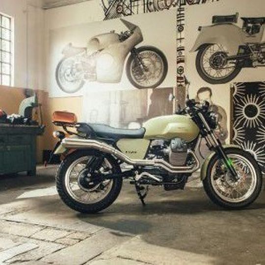 Allein für die V7-Baureihe gibt es dort über 100 individuell kombinierbare Zubehörteile sowie eine Übersicht über die Moto Guzzi Custom Kits wie zum Beispiel die Legend. Allein für die V7-Baureihe gibt es dort über 100 individuell kombinierbare Zubehörteile sowie eine Übersicht über die Moto Guzzi Custom Kits wie zum Beispiel die Legend.