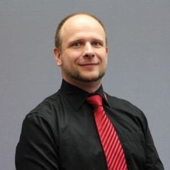 Gerd Simon wird mit 33 Jahren vom Assistenten der Vertriebsleitung zum Vertriebsleiter. Gerd Simon wird mit 33 Jahren vom Assistenten der Vertriebsleitung zum Vertriebsleiter.