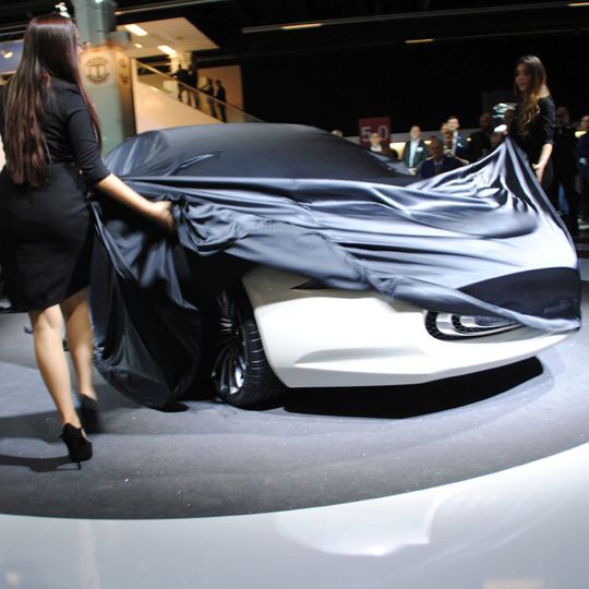 Weltpremiere in Frankfurt: Der taiwanesische Hersteller Thunder Power präsentiert auf der IAA eine Elektro-Limousine, die dem US-Hersteller Tesla Paroli bieten soll. Weltpremiere in Frankfurt: Der taiwanesische Hersteller Thunder Power präsentiert auf der IAA eine Elektro-Limousine, die dem US-Hersteller Tesla Paroli bieten soll.