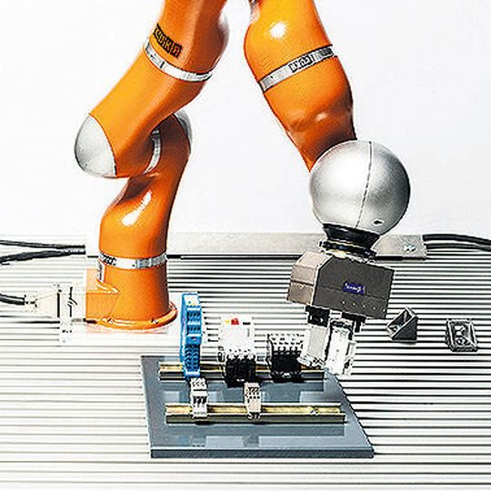 Die Programmierung der Montageaufgabe ist roboterunabhängig. Die Programmierung der Montageaufgabe ist roboterunabhängig.