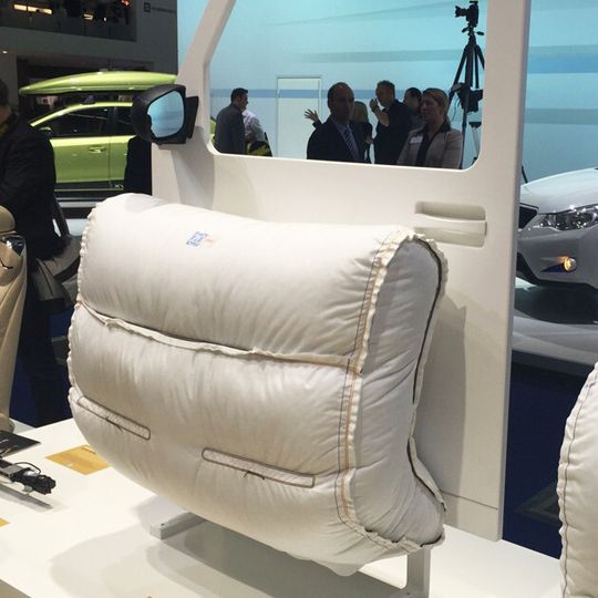 Automobilzulieferer ZF stellt auf der IAA das Konzept eines neuartigen Außenairbags vor. Das extrem robuste Prallkissen bläst sich bei Gefahr auf der Außenseite der Tür auf.