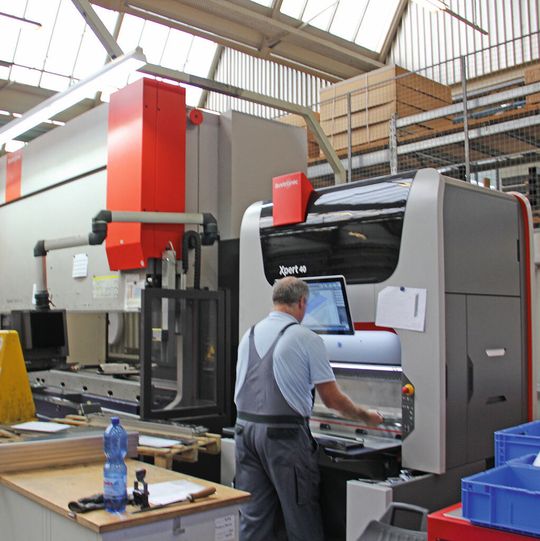Die Abkantmaschine Xpert 40 (rechts) wirkt im Vergleich zu ihren großen Schwestern geradezu winzig. Die Abkantmaschine Xpert 40 (rechts) wirkt im Vergleich zu ihren großen Schwestern geradezu winzig.