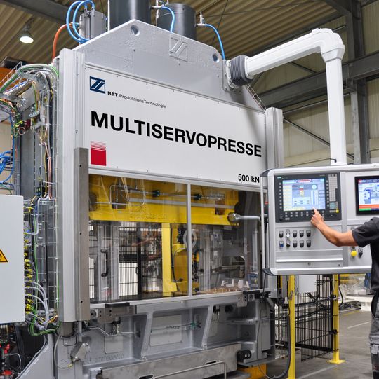 Kompakt gebaut für die Herstellung hochgenauer, komplexer Tiefziele ist die neue Servospindelpresse von HTPT. Kompakt gebaut für die Herstellung hochgenauer, komplexer Tiefziele ist die neue Servospindelpresse von HTPT.