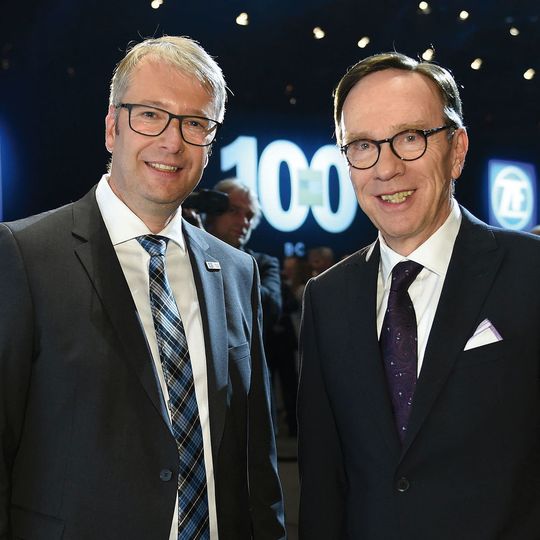 Wissmann und Sommer beim Festakt zum 100-jährigen Bestehen der ZF Friedrichshafen. Wissmann und Sommer beim Festakt zum 100-jährigen Bestehen der ZF Friedrichshafen.