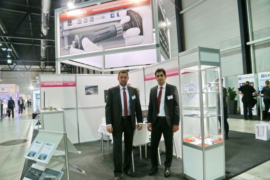 Die Swiss Medtech Expo 2015 in Luzern: Die kundenspezifische Herstellung von medizinischen Instrumenten und Implantaten ist Kernkompetenz der Mollet Präzisionsmechanik AG mit Firmensitz in Lengnau, links Geschäftsführer Marcel Mollet. Die Swiss Medtech Expo 2015 in Luzern: Die kundenspezifische Herstellung von medizinischen Instrumenten und Implantaten ist Kernkompetenz der Mollet Präzisionsmechanik AG mit Firmensitz in Lengnau, links Geschäftsführer Marcel Mollet.