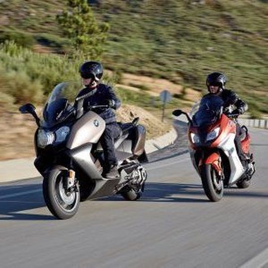 Mit den neuen BMW C 650 Sport und C 650 GT setzt BMW Motorrad die Reihe seiner Premium-Fahrzeuge im Maxi-Scooter-Segment fort. Mit den neuen BMW C 650 Sport und C 650 GT setzt BMW Motorrad die Reihe seiner Premium-Fahrzeuge im Maxi-Scooter-Segment fort.