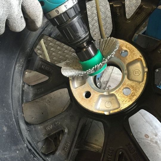 Korrosion ade, die Reinigungsborsten sorgen für sauberen Felgensitz.