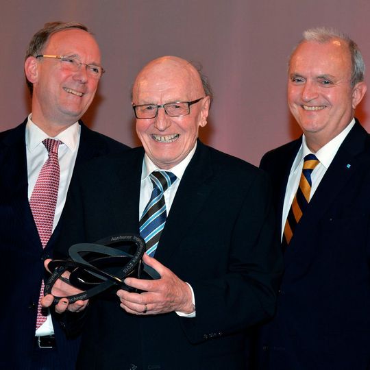 Der Preisträger Professor Franz Pischinger mit den Sponsoren des Aachener Ingenieurpreises, Hubert Herpers von der Sparkasse Aachen (links) und Professor Udo Ungeheuer vom Verein Deutscher Ingenieure (VDI).