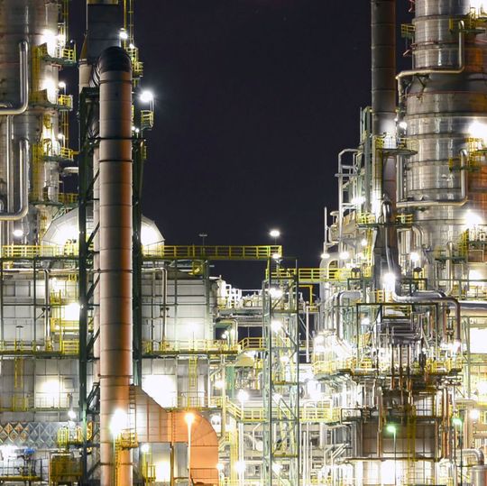 Raue Umgebung: Mit Thermoelementen lassen sich Temperaturen in Industrieanlagen messen und regeln. Raue Umgebung: Mit Thermoelementen lassen sich Temperaturen in Industrieanlagen messen und regeln.