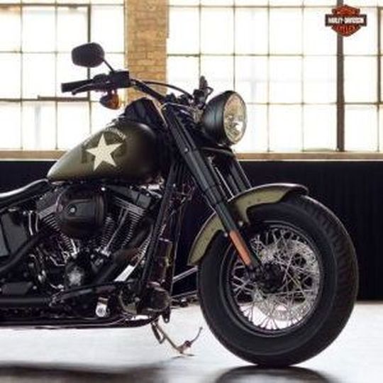 Harley-Davidson installiert im Bobber-Modell Softail Slim den bisher Sondermodellen vorbehaltenen großen 1800er V2-Motor und nennt das Produkt Slim S. Harley-Davidson installiert im Bobber-Modell Softail Slim den bisher Sondermodellen vorbehaltenen großen 1800er V2-Motor und nennt das Produkt Slim S.