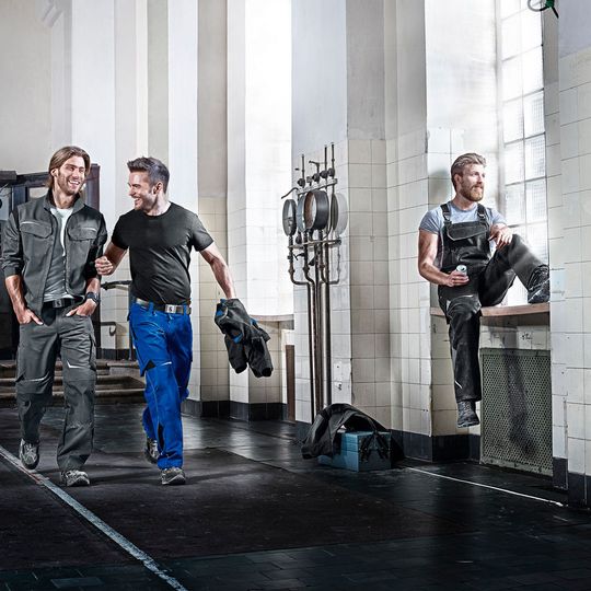 Elastische Einsätze im Bund- sowie Rücken- und Armbereich der Workwear ermöglichen dem Träger Bewegungsfreiraum.