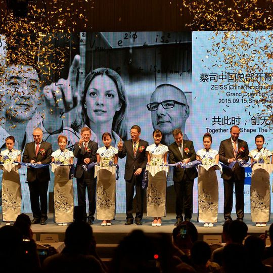 Dr. Michael Kaschke, Vorstandsvorsitzender der Zeiss Gruppe (r.) eröffnet mit dem Zeiss Management in China und hochrangigen Repräsentanten der Shanghai Pilot Freihandelszone (PFTZ) das neue Gebäude. Dr. Michael Kaschke, Vorstandsvorsitzender der Zeiss Gruppe (r.) eröffnet mit dem Zeiss Management in China und hochrangigen Repräsentanten der Shanghai Pilot Freihandelszone (PFTZ) das neue Gebäude.