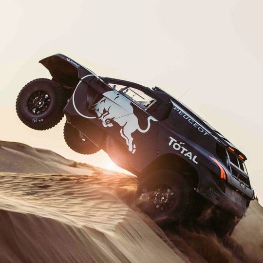 Peugeot überarbeitete den Wüsten-Geländewagen 2008 DKR16 vor allem in der Aerodynamik und der Absenkung des Schwerpunkts. Peugeot überarbeitete den Wüsten-Geländewagen 2008 DKR16 vor allem in der Aerodynamik und der Absenkung des Schwerpunkts.